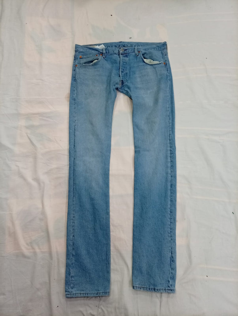 Vintage Levi's Men Jeans Bundle in mixed sizes and colours. Grade A/B/C.