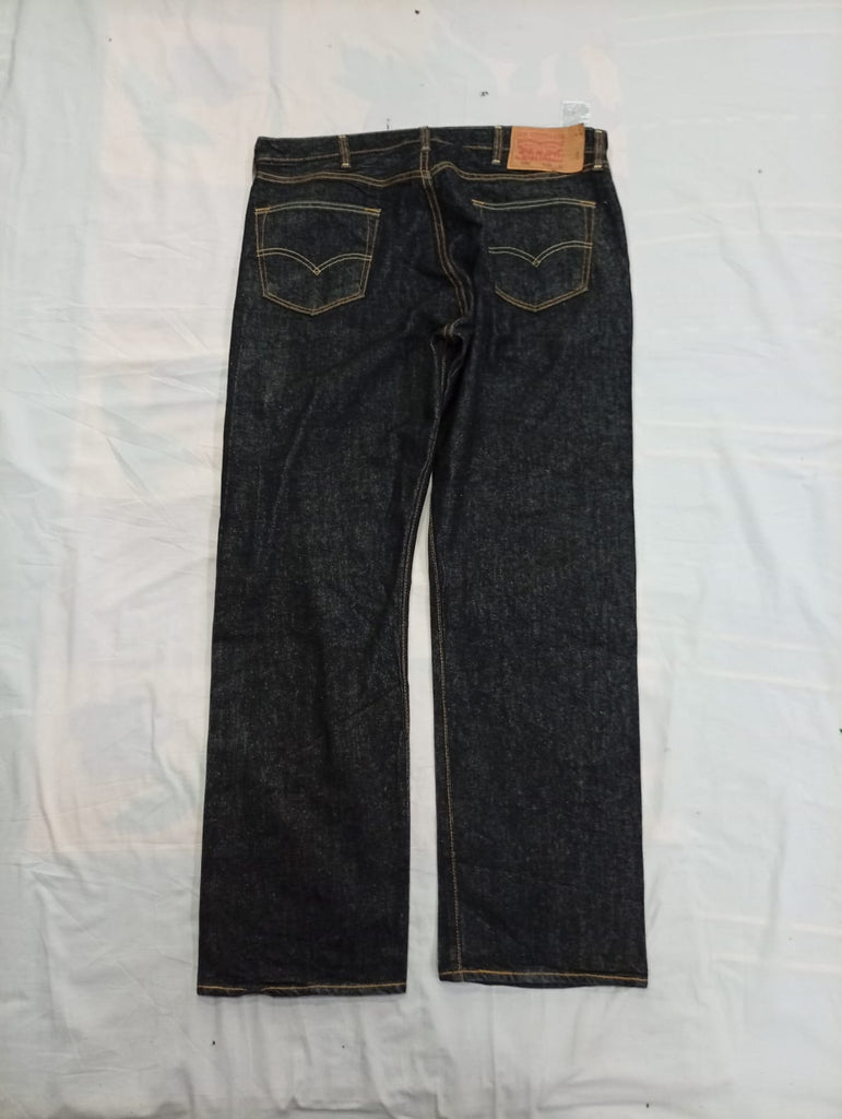 Vintage Levi's Men Jeans Bundle in mixed sizes and colours. Grade A/B/C.