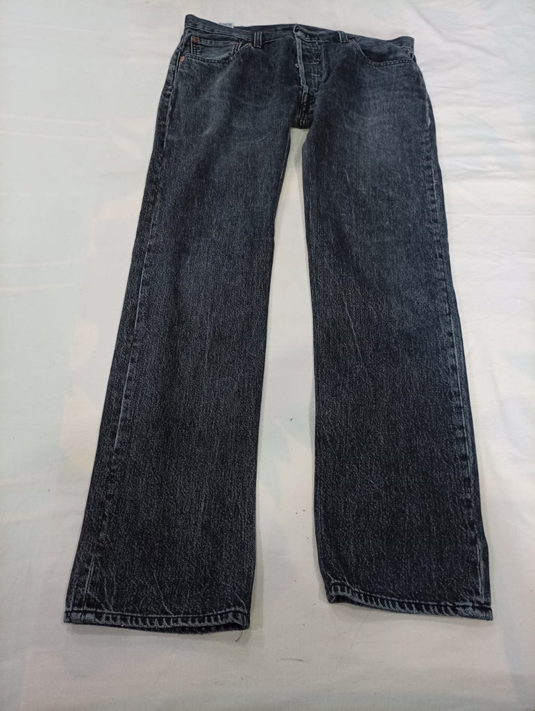 Vintage Levi's Men Jeans Bundle  in mixed sizes and colours, Grade A/B/C.