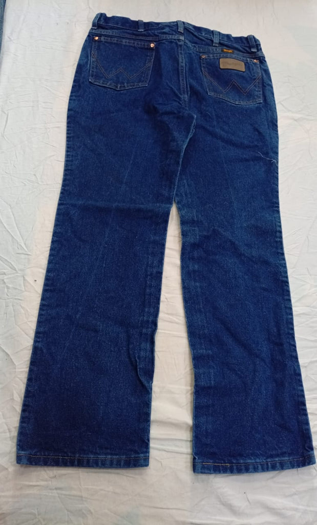 Vintage Lee and Wrangler Men Jeans Bundle  in mixed sizes and colours, Grade A/B/C.