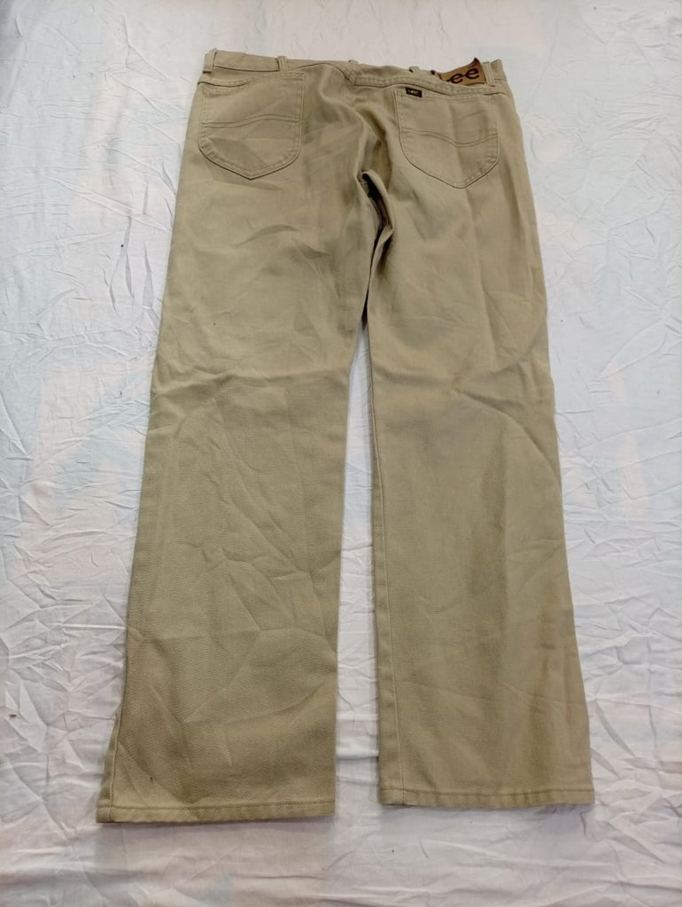 Vintage Lee and Wrangler Men Jeans Bundle  in mixed sizes and colours, Grade A/B/C.